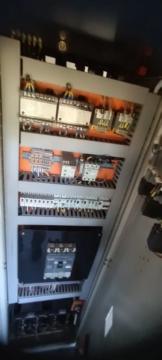 Componentes elétricos obsoletos do sistema antigo da estação de tratamento de efluentes