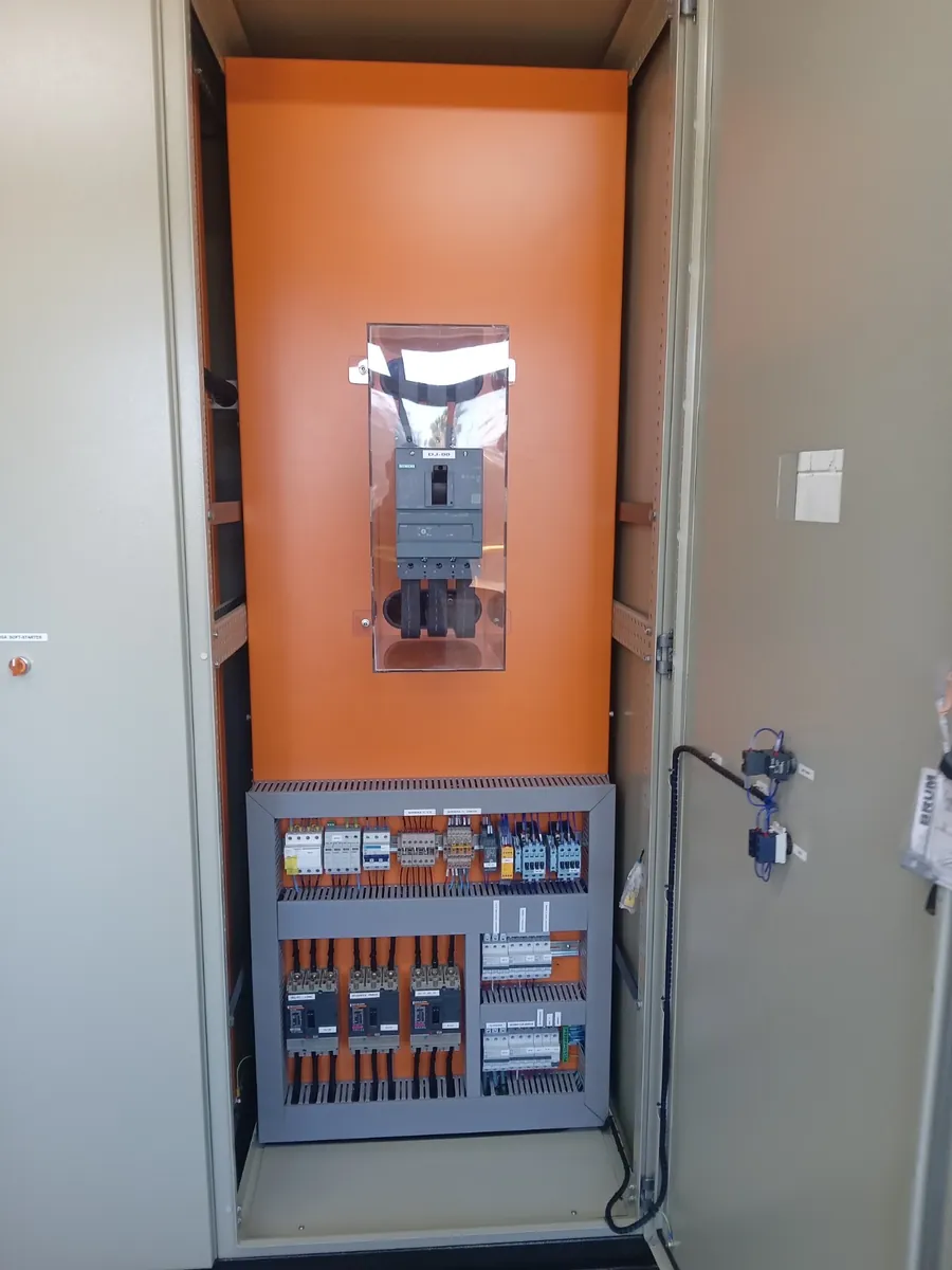 Disjuntor geral instalado no novo painel elétrico da estação de tratamento de efluentes