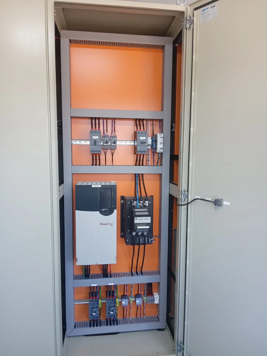 Inversor de frequência instalado em novo módulo de painel elétrico industrial
