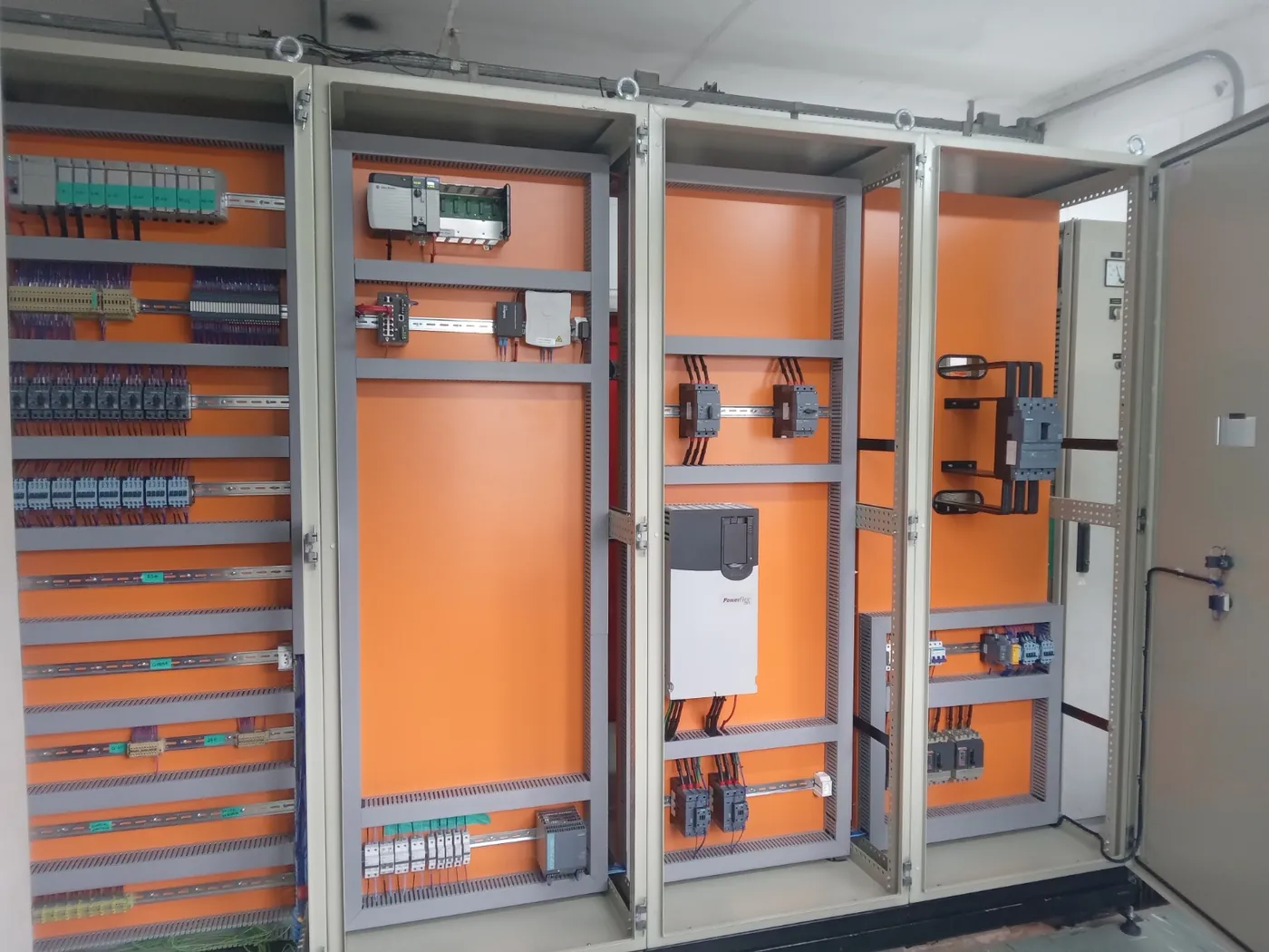 Interior dos novos painéis elétricos com componentes organizados e circuitos identificados