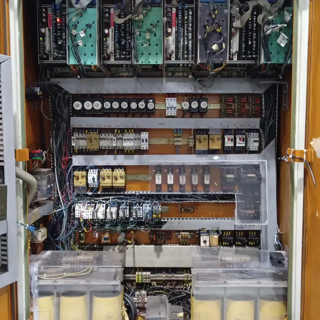 Painel elétrico antigo antes do retrofit, com excesso de componentes e acionamentos desorganizados