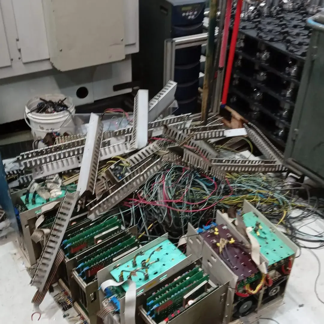 Componentes elétricos obsoletos retirados do painel durante o retrofit industrial