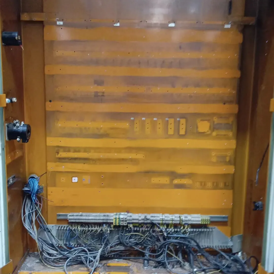 Placa de montagem do painel elétrico totalmente desmontada durante o retrofit