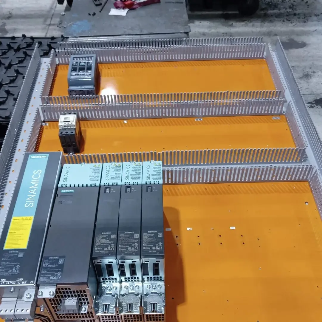 Placa de montagem higienizada e remontada do zero com componentes novos em trilho DIN